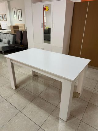 Mesa de comedor blanca de madera