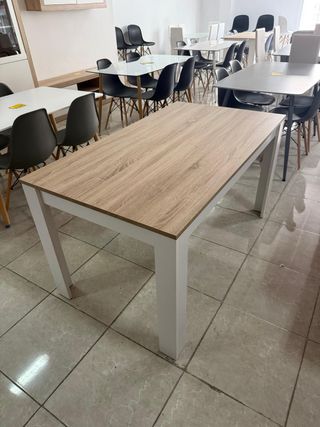 Mesa de comedor blanca de madera