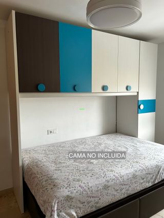 Habitación juvenil cama nido con armario superior