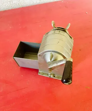 Sacapuntas antiguo de metal