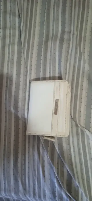 Portafoglio blu e bianco