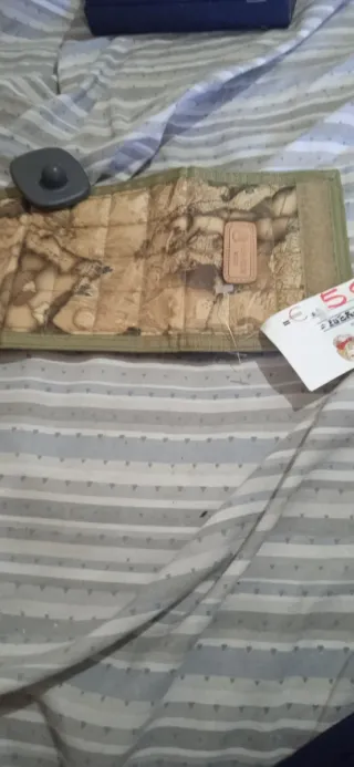 Portafoglio blu e bianco