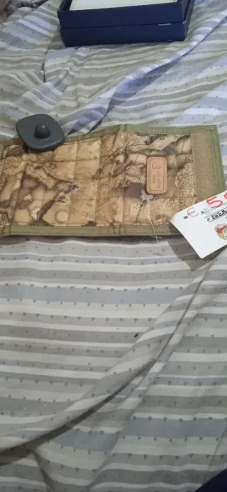 Portafoglio blu e bianco