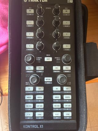 Controladora DJ Traktor Kontrol X1 NI