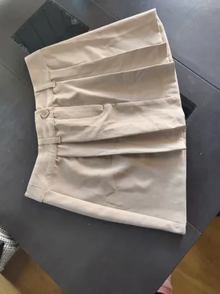 Minifalda beige con pliegues
