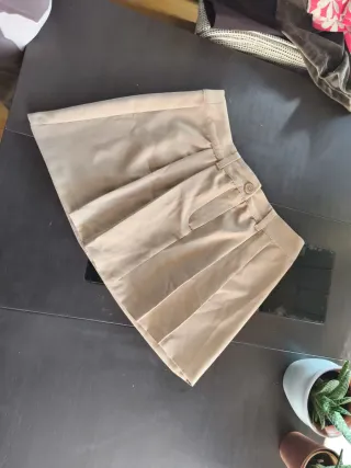 Minifalda beige con pliegues