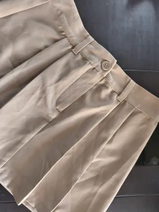 Minifalda beige con pliegues