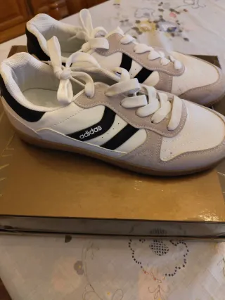 Zapatillas Adidas Blancas y Negras