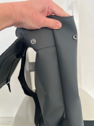 Mochila Rains impermeable gris