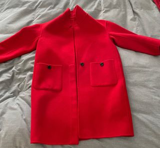 Elegante abrigo rojo casi nuevo