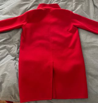 Elegante abrigo rojo casi nuevo