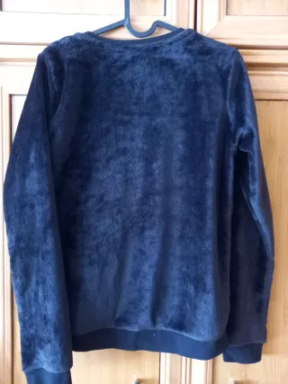 Jersey H&M Negro con Estrella Dorada