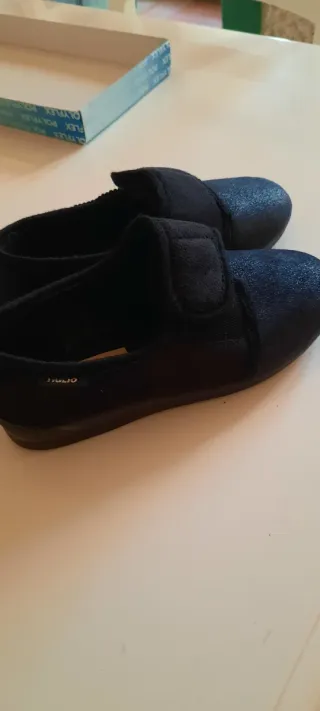 Scarpe calde nere a strappo