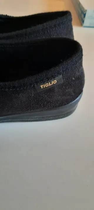 Scarpe calde nere a strappo