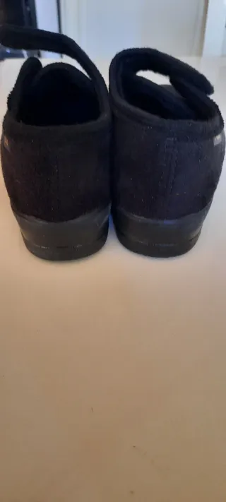 Scarpe calde nere a strappo