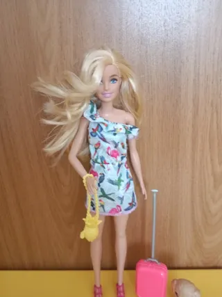 Muñeca Barbie con maleta y perrito