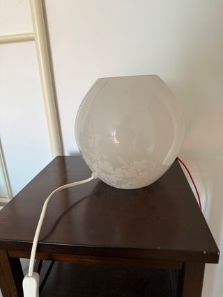 Lámpara de mesa de cristal con flores