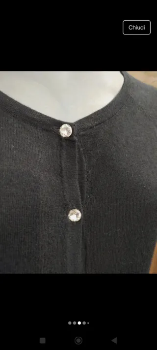Cardigan nero con bottoni