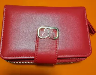 Billetera roja con hebilla de mariposa