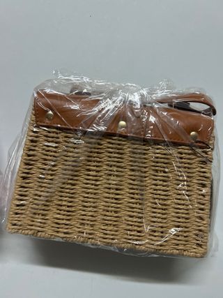 Bolso de paja con detalle de flecos