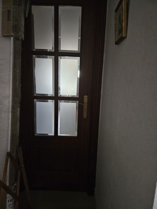 Puerta de madera con cristales