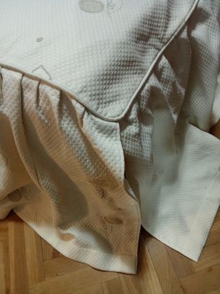 Colcha matrimonial enguatada con sobre edredón