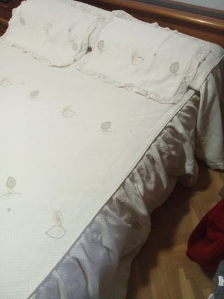 Colcha matrimonial enguatada con sobre edredón