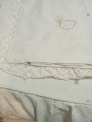 Colcha matrimonial enguatada con sobre edredón