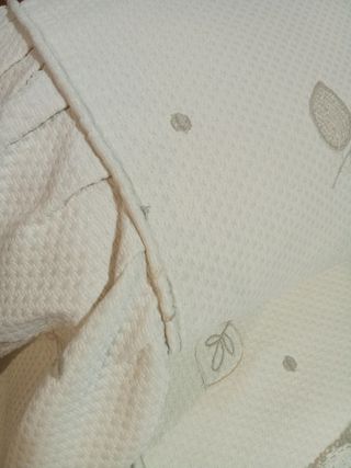 Colcha matrimonial enguatada con sobre edredón