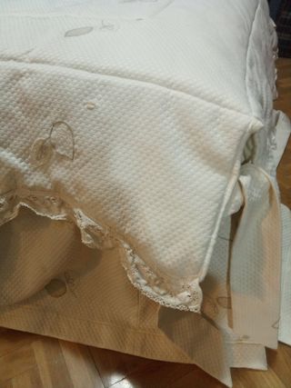 Colcha matrimonial enguatada con sobre edredón