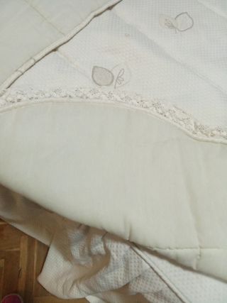 Colcha matrimonial enguatada con sobre edredón