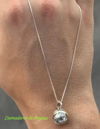 Colgante de plata con diseño ornamental