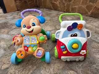 Set di due passeggini per bambini, uno a forma di cane e l'altro come passeggino