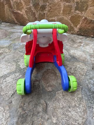 Set di due passeggini per bambini, uno a forma di cane e l'altro come passeggino