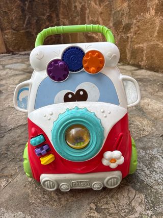 Set di due passeggini per bambini, uno a forma di cane e l'altro come passeggino