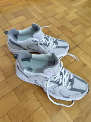 Zapatillas New Balance Gris y Blanco