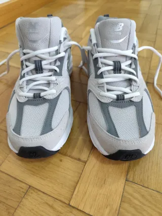 Zapatillas New Balance Gris y Blanco