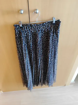 Falda plisada animal print midi