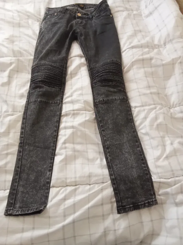 Pantalón vaquero mujer gris y negro desgastado