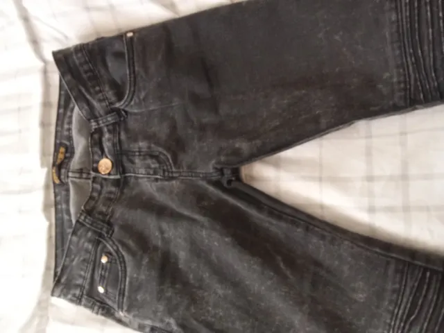 Pantalón vaquero mujer gris y negro desgastado