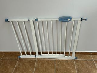 Barrera de seguridad metálica blanca