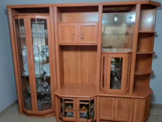 Mueble de salón de madera y cristal