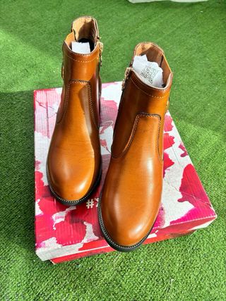 Botines camel Xti con hebillas y cremallera