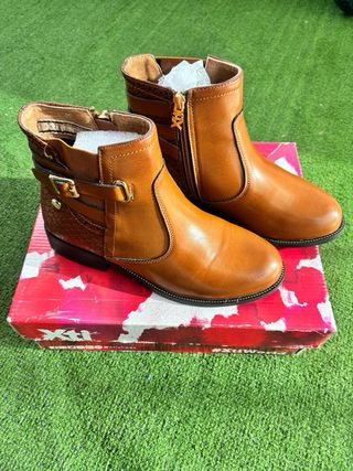 Botines camel Xti con hebillas y cremallera