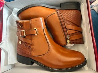 Botines camel Xti con hebillas y cremallera