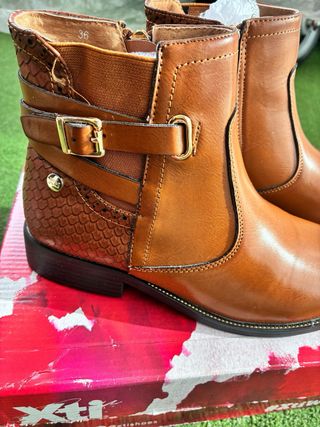 Botines camel Xti con hebillas y cremallera