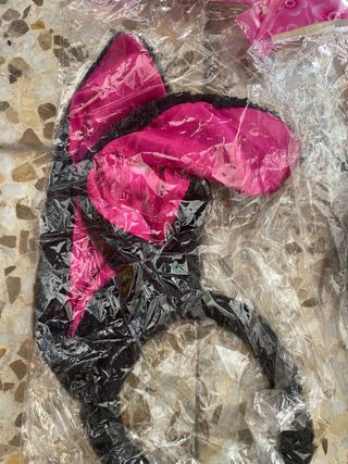 Orejeras rosas y negras