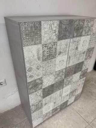 Zapatero gris y blanco