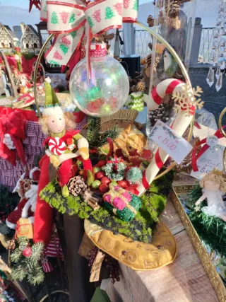 Centrotavola natalizio con elfo e campanella