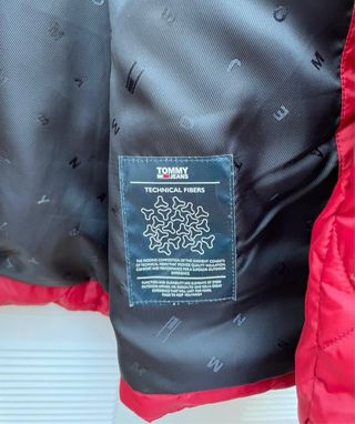 Cazadora acolchada Tommy Jeans roja